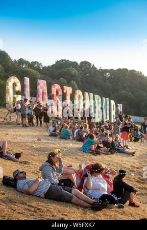 Di fronte alla folla la mitica "lettere di Glastonbury' sopra la zona del Parco Glastonbury Festival 2019 in Pilton, Somerset Foto Stock