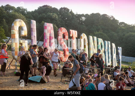 Di fronte alla folla la mitica "lettere di Glastonbury' sopra la zona del Parco Glastonbury Festival 2019 in Pilton, Somerset Foto Stock