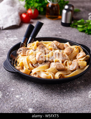 Pasta con pollo e funghi Foto Stock