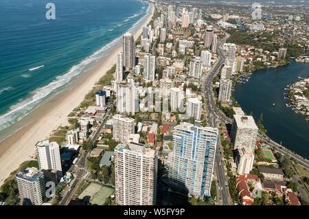 Un alto vista dalla piattaforma di osservazione della Q1 edificio a Surfers Paradise sulla Gold Coast di Queensland, Australia. Q1 (abbreviazione di Q Foto Stock