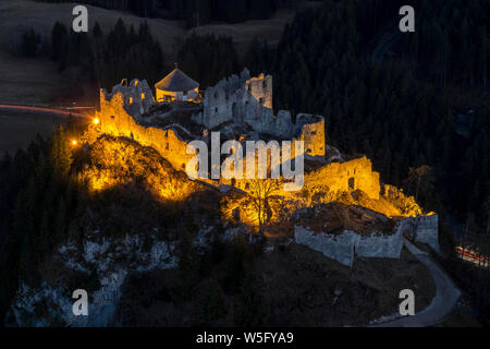 Austria, Tirolo. Naturparkregion Reutte, le rovine del castello di Ehrenberg dal Schlosskopf fortezza. Le ore notturne Foto Stock