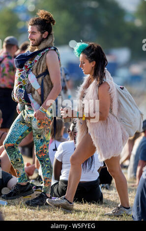 Coppia con un bambino in un papoose presso il festival di Glastonbury 2019 in Pilton, Somerset Foto Stock