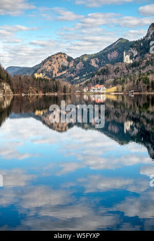 In Germania, la Baviera,l'Alpsee è un lago in Ostallg?u distretto vicino al Neuschwanstein e Hohenschwangau castelli. Foto Stock