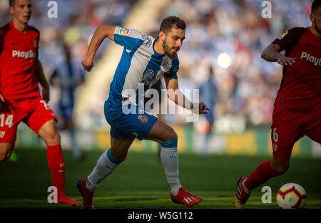 Borja Iglesias del RCD Espanyol, centro sfide Massimiliano Wober, sinistra e Daniel Carrico di Sevilla FC durante il loro 28° round della partita del La Li Foto Stock