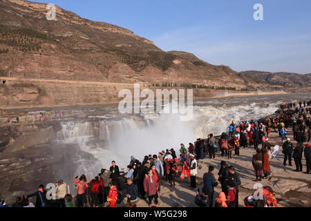 Il paesaggio di un arcobaleno sopra la cascata di Hukou del Fiume Giallo nella Contea di Ji, Linfen città del nord della Cina nella provincia dello Shanxi, 17 marzo 2019. Foto Stock