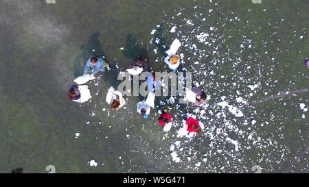 Studenti universitari di prendere parte a una lotta di cuscini sul mondo del sonno giorno al Liaocheng università nella città di Liaocheng, est della Cina di provincia di Shandong, 20 Foto Stock