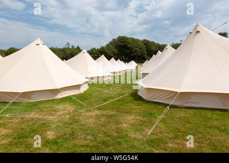 Il grande alto fine glamping tende, a un festival all'aperto REGNO UNITO Foto Stock