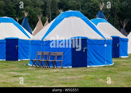 Il grande alto fine glamping tende, a un festival all'aperto REGNO UNITO Foto Stock