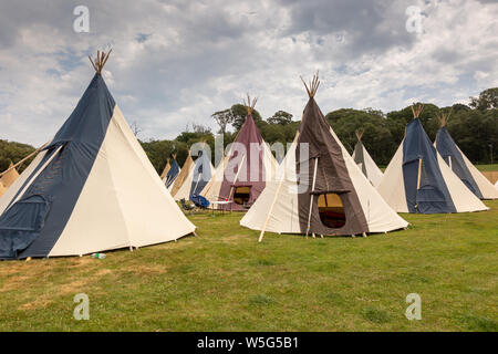 Il grande alto fine glamping tende o teepees, presso un festival all'aperto REGNO UNITO Foto Stock