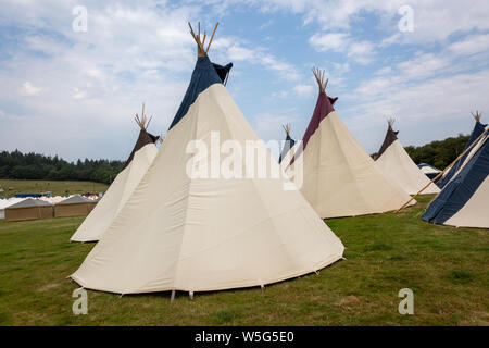 Il grande alto fine glamping tende o teepees, presso un festival all'aperto REGNO UNITO Foto Stock