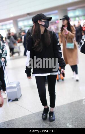 Musicista Taiwanese e attrice Nana Ou-Yang o Ouyang Nana arriva presso l'Aeroporto Internazionale di Shanghai Pudong di Shanghai, Cina, 21 marzo 2019. B Foto Stock