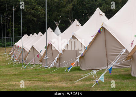 Il grande alto fine glamping tende, a un festival all'aperto REGNO UNITO Foto Stock