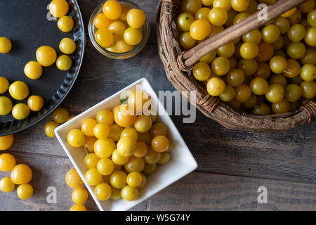 Giallo organico prugne mirabelle in un cestello Foto Stock