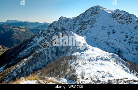 L'Italia, Lombardia, Alpi Orobie parco regionale, da Mt. Venturosa pendenza: Valle Brembana, Mt. Alben, Grialeggio Pass, Mt. Cancervo coperte di neve Foto Stock