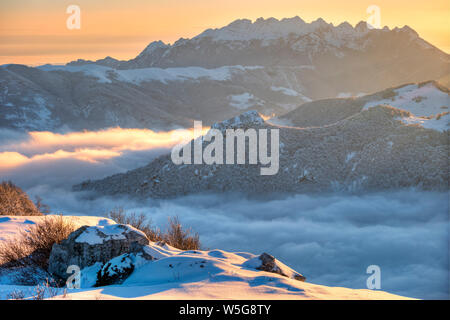 L'Italia, Lombardia, Alpi Orobie Parco Regionale, Mt. Il Resegone dai Piani d'Alben Foto Stock