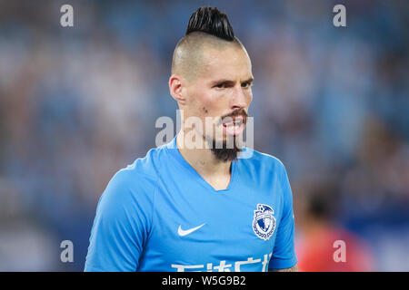 Slovacca giocatore di calcio Marek Hamsik di Dalian Yifang reagisce come egli compete contro Shandong Luneng Taishan nel loro ventesimo turno corrispondere durante il 2019 Chinese Football Association Super League (CSL) nella città di Dalian, a nord-est della Cina di provincia di Liaoning, 27 luglio 2019. Dalian Yifang sconfitto Shandong Luneng Taishan 1-0. Foto Stock