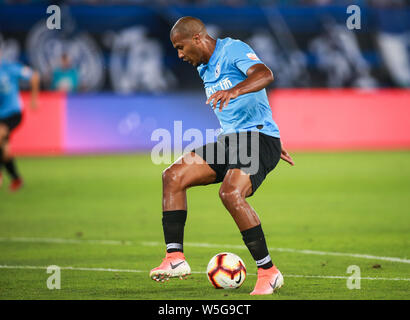 Venezuelano di giocatore di calcio Salomon Rondon di Dalian Yifang scatti la sfera contro Shandong Luneng Taishan nel loro ventesimo turno corrispondere durante il 2019 Chinese Football Association Super League (CSL) nella città di Dalian, a nord-est della Cina di provincia di Liaoning, 27 luglio 2019. Dalian Yifang sconfitto Shandong Luneng Taishan 1-0. Foto Stock