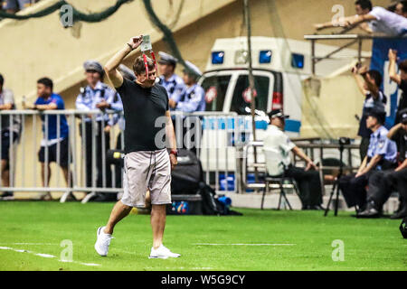 Head Coach Dragan Stojkovic di Guangzhou R&F reagisce come egli guarda i suoi giocatori in competizione contro la Groenlandia Shanghai Shenhua nel loro ventesimo turno corrispondere durante il 2019 Chinese Football Association Super League (CSL) in Cina a Shanghai, 27 luglio 2019. Shanghai Groenlandia Shenhua sconfitto Guangzhou R&F 5-3. Foto Stock