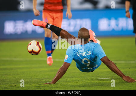 Venezuelano di giocatore di calcio Salomon Rondon di Dalian Yifang scatti la sfera contro Shandong Luneng Taishan nel loro ventesimo turno corrispondere durante il 2019 Chinese Football Association Super League (CSL) nella città di Dalian, a nord-est della Cina di provincia di Liaoning, 27 luglio 2019. Dalian Yifang sconfitto Shandong Luneng Taishan 1-0. Foto Stock