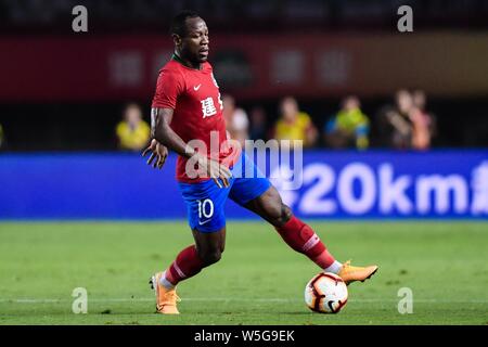 Calcio camerunese player Bassogog Cristiana, di Henan Jianye dribbling contro Pechino Guoan Sinobo nel loro ventesimo turno corrispondere durante il 2019 Chinese Football Association Super League (CSL) nella Città di Zhengzhou, centrale cinese della provincia di Henan, 27 luglio 2019. L Henan Jianye sconfitto Pechino Guoan Sinobo 1-0. Foto Stock