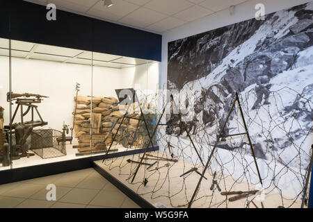 L'Italia, Lombardia, Valle Camonica, Temù, WWI Museum (il Museo della Guerra Bianca), esercito italiano il posizionamento sulla Adamello e filo spinato durante il WW I Foto Stock