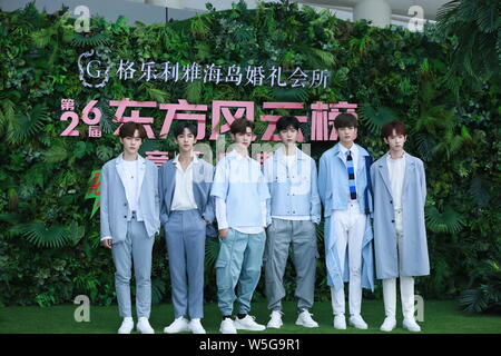 Cantante cinese Chengcheng ventola, la terza a destra, il fratello più giovane di attrice Fan Bingbing, della Chinese Boy gruppo nove per cento, pone come egli arriva sul Foto Stock