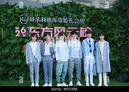 Cantante cinese Chengcheng ventola, la terza a destra, il fratello più giovane di attrice Fan Bingbing, della Chinese Boy gruppo nove per cento, pone come egli arriva sul Foto Stock