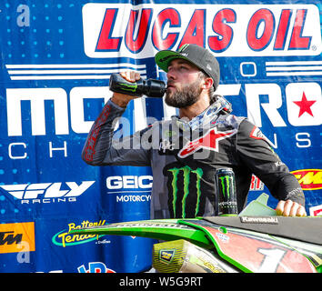 Washougal, WA USA. 27 Luglio, 2019. # 1 Eli Tomac sul podio dopo il Lucas Oil Pro Motocross Washougal National 450 campionato di classe a Washougal MX park Washougal, WA Thurman James/CSM/Alamy Live News Foto Stock