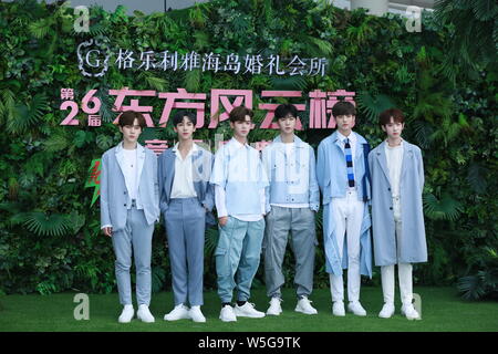 Cantante cinese Chengcheng ventola, la terza a destra, il fratello più giovane di attrice Fan Bingbing, della Chinese Boy gruppo nove per cento, pone come egli arriva sul Foto Stock