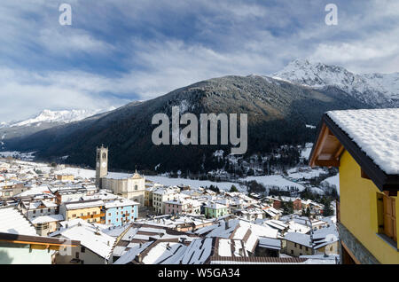 L'Italia, Lombardia, Alpi Retiche, Valle Camonica, Parco regionale dell'Adamello montagne e Temù-Ponte di Legno ski area di Vezza d'Oglio (fg.: San Martino La chiesa parrocchiale e Mt. Pornina) Foto Stock