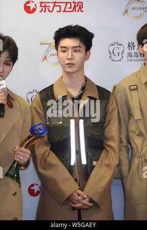 Cantante cinese Chengcheng ventola, il fratello più giovane di attrice Fan Bingbing, della Chinese Boy gruppo nove per cento, pone durante la ventiseiesima Chinese Top Ten M Foto Stock
