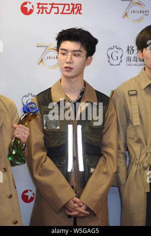 Cantante cinese Chengcheng ventola, il fratello più giovane di attrice Fan Bingbing, della Chinese Boy gruppo nove per cento, pone durante la ventiseiesima Chinese Top Ten M Foto Stock