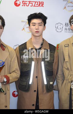 Cantante cinese Chengcheng ventola, il fratello più giovane di attrice Fan Bingbing, della Chinese Boy gruppo nove per cento, pone durante la ventiseiesima Chinese Top Ten M Foto Stock