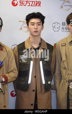 Cantante cinese Chengcheng ventola, il fratello più giovane di attrice Fan Bingbing, della Chinese Boy gruppo nove per cento, pone durante la ventiseiesima Chinese Top Ten M Foto Stock