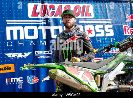 Washougal, WA USA. 27 Luglio, 2019. # 1 Eli Tomac sul podio dopo il Lucas Oil Pro Motocross Washougal National 450 campionato di classe a Washougal MX park Washougal, WA Thurman James/CSM/Alamy Live News Foto Stock