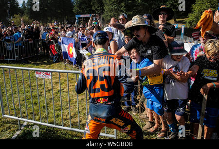 Washougal, WA USA. 27 Luglio, 2019. # 25 Marvin Musqin ha divertimento con i fan dopo il Lucas Oil Pro Motocross Washougal National 450 campionato di classe a Washougal MX park Washougal, WA Thurman James/CSM/Alamy Live News Foto Stock