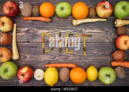 Telaio dalla frutta e verdura e dieta scritto all'interno Foto Stock