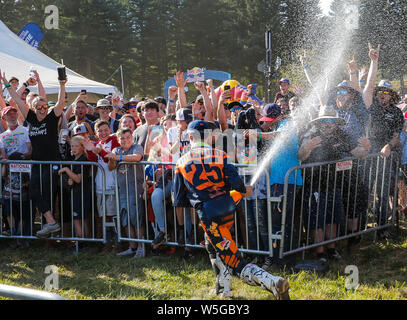 Washougal, WA USA. 27 Luglio, 2019. # 25 Marvin Musqin ha divertimento con i fan dopo il Lucas Oil Pro Motocross Washougal National 450 campionato di classe a Washougal MX park Washougal, WA Thurman James/CSM/Alamy Live News Foto Stock