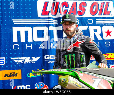 Washougal, WA USA. 27 Luglio, 2019. # 1 Eli Tomac sul podio dopo il Lucas Oil Pro Motocross Washougal National 450 campionato di classe a Washougal MX park Washougal, WA Thurman James/CSM/Alamy Live News Foto Stock