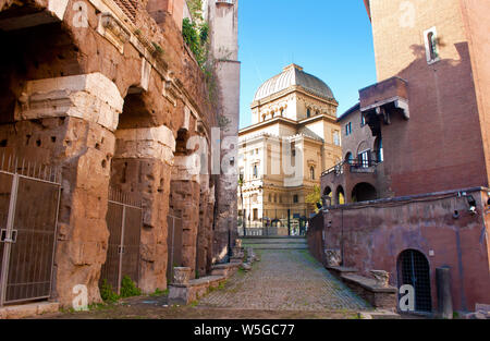 Vista del Tempio Maggiore di Roma tra le pareti della Casina dei Vallati e colonne e le rovine del Teatro di Marcello nel centro storico di Roma, Italia. Cloudl Foto Stock