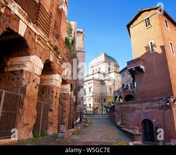 Vista del Tempio Maggiore di Roma tra le pareti della Casina dei Vallati e e le rovine del Teatro di Marcello nel centro storico di Roma, Italia. Au senza nuvole Foto Stock