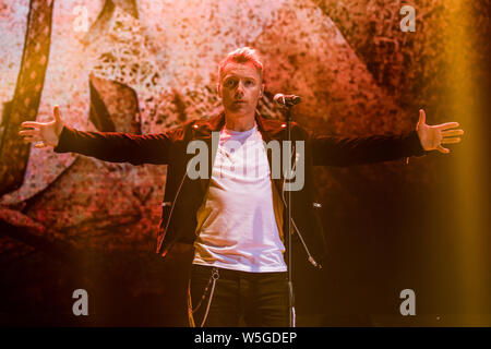 Keith Duffy, Stephen Gately, Mikey Graham, Ronan Keating, e Shane Lynch irlandese di boy band Boyzone eseguire durante il loro "Grazie & Buonanotte' Farew Foto Stock