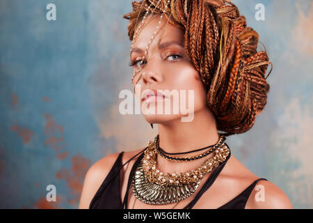 Sapori del Sud. Close-up ritratto di una giovane, splendida, bellezza fatale con una treccia di afro hairstyle, esotici gioielli sul collo e nei capelli. Foto Stock