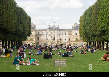 Parigi giardini di Lussemburgo - Persone rilassante sul prato verde presso i giardini del Lussemburgo a Parigi, in Francia, in Europa. Foto Stock