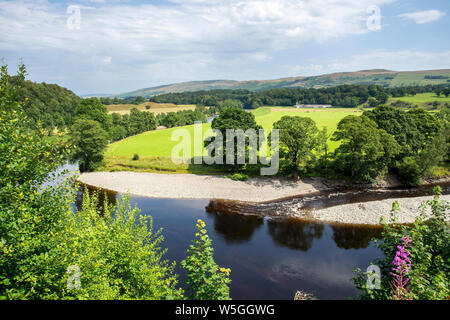 Questo punto di vista è la posizione conosciuta come "Ruskin vista dell' in Kirkby Lonsdale, Cumbria, Inghilterra. mostra il fiume Lune dal sagrato della chiesa questo punto di vista è stato fatto Foto Stock