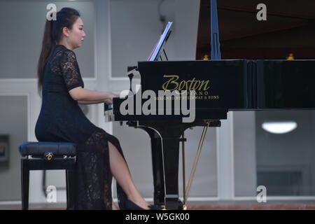 --FILE--un pianista cinese svolge un ruolo di pianoforte Steinway & Sons durante un concerto a Shenyang City, a nord-est della Cina di provincia di Liaoning, 14 settembre 2017. Foto Stock