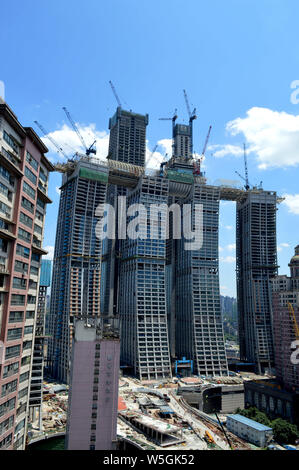 --FILE--Vista del Raffles City, sviluppato da Singapore basata sulla società CapitaLand e progettato dall architetto Israeli-Canadian Moshe Safdie, featuri Foto Stock