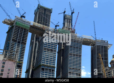 --FILE--Vista del Raffles City, sviluppato da Singapore basata sulla società CapitaLand e progettato dall architetto Israeli-Canadian Moshe Safdie, featuri Foto Stock