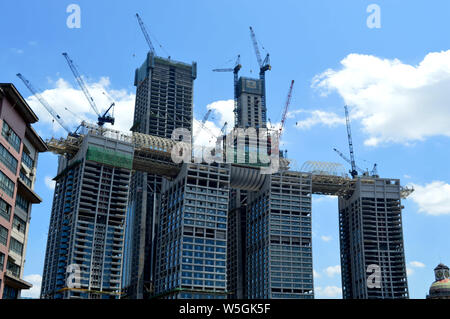 --FILE--Vista del Raffles City, sviluppato da Singapore basata sulla società CapitaLand e progettato dall architetto Israeli-Canadian Moshe Safdie, featuri Foto Stock