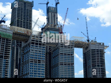 --FILE--Vista del Raffles City, sviluppato da Singapore basata sulla società CapitaLand e progettato dall architetto Israeli-Canadian Moshe Safdie, featuri Foto Stock